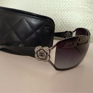 Chic Black Sunglasses with Floral Detail